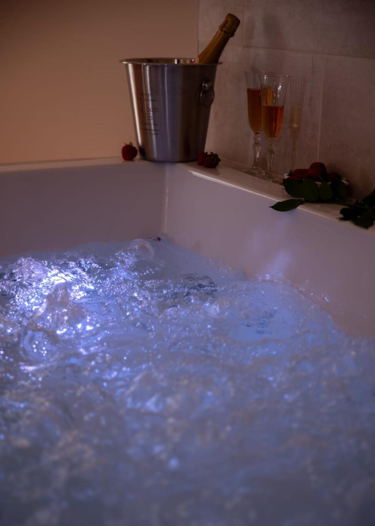 Le Mas Aux Amoureux , Suite Romantique Et Spa Le Barcarès Exterior foto